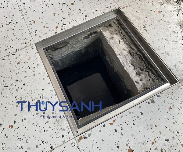 Đặt cố định khung đỡ inox bên dưới của nắp bể ngầm