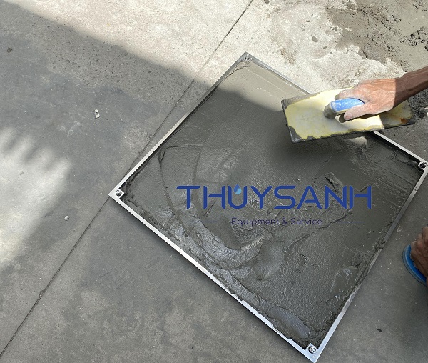 Trải vữa vào nắp trên của nắp bể ngầm