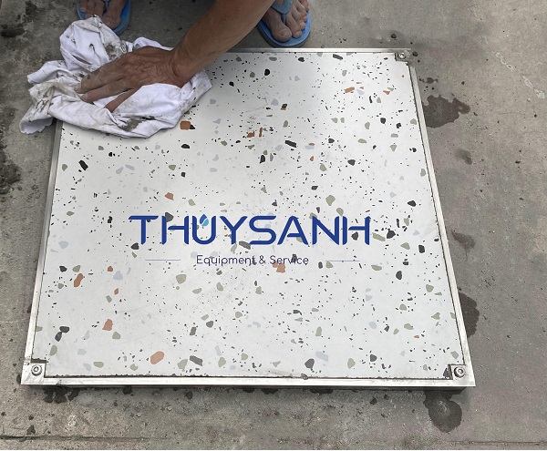 Lát gạch vào khay trên của nắp bể ngầm