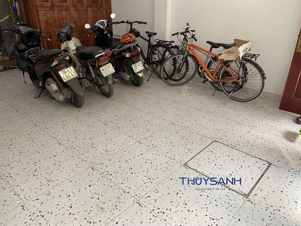 Đặt nắp trên đã lát gạch vào khung dưới của nắp bể ngầm