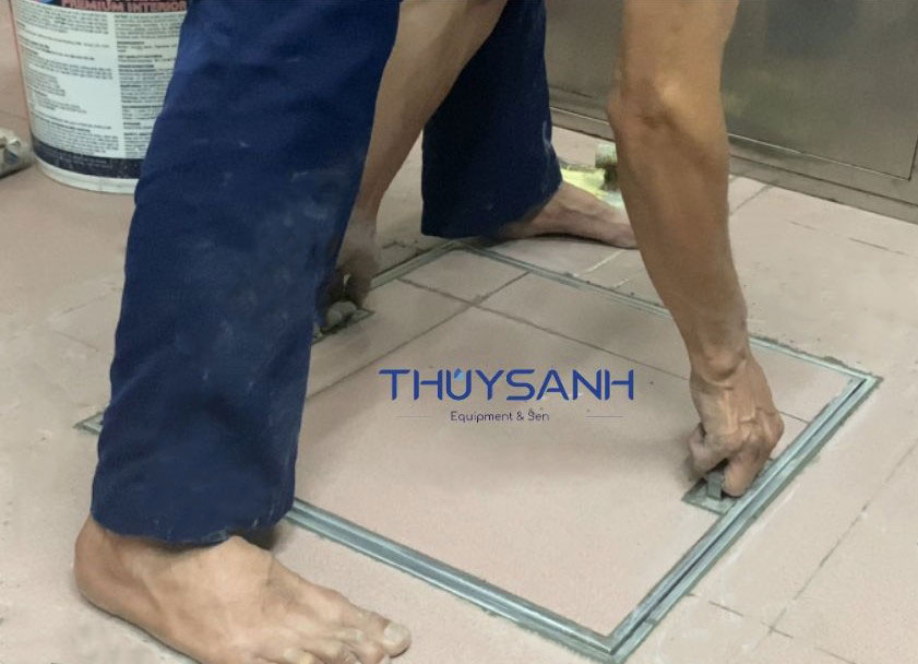 Lau dọn và đặt nắp bể vào khung ngoài
