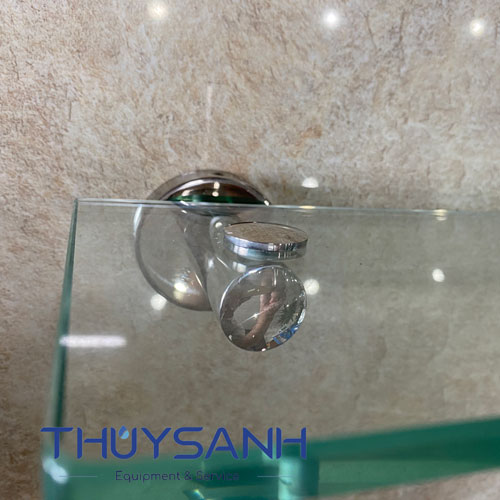 Chân đỡ của kệ kính được cố định chắc chắn với mặt tường
