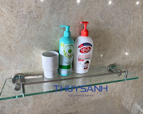 Kệ kính inox dày dặn, chắc chắn