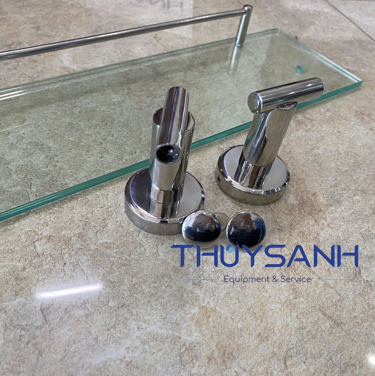 Kệ kính phòng tắm có chân đỡ làm bằng inox 304 cứng cáp