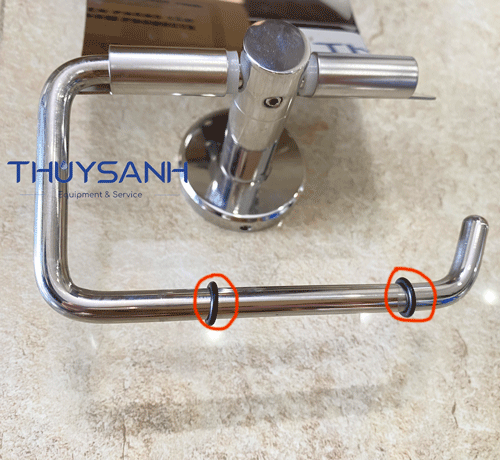 Trên thanh cài có miếng đệm cao su giúp giảm tiếng ồn khi đóng nắp