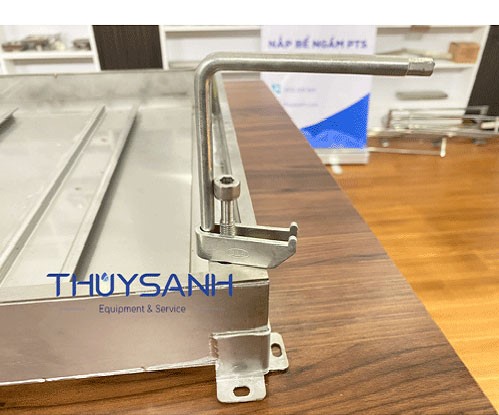 Đầu tay nâng kẹp vào bulong để nhấc nắp bể