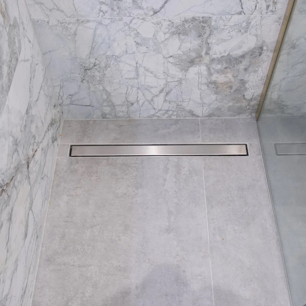 Ga thoát sàn dài lắp ở khu tắm nhà vệ sinh