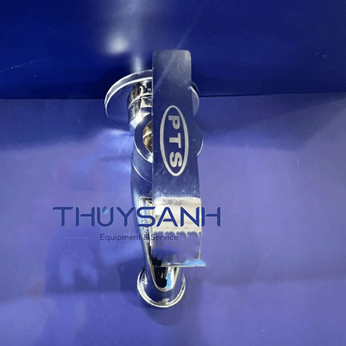 Vòi nước có in logo PTS trên tay gạt